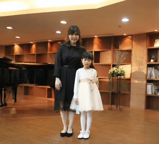 喬喬老師與兒童鋼琴學生發表會合影